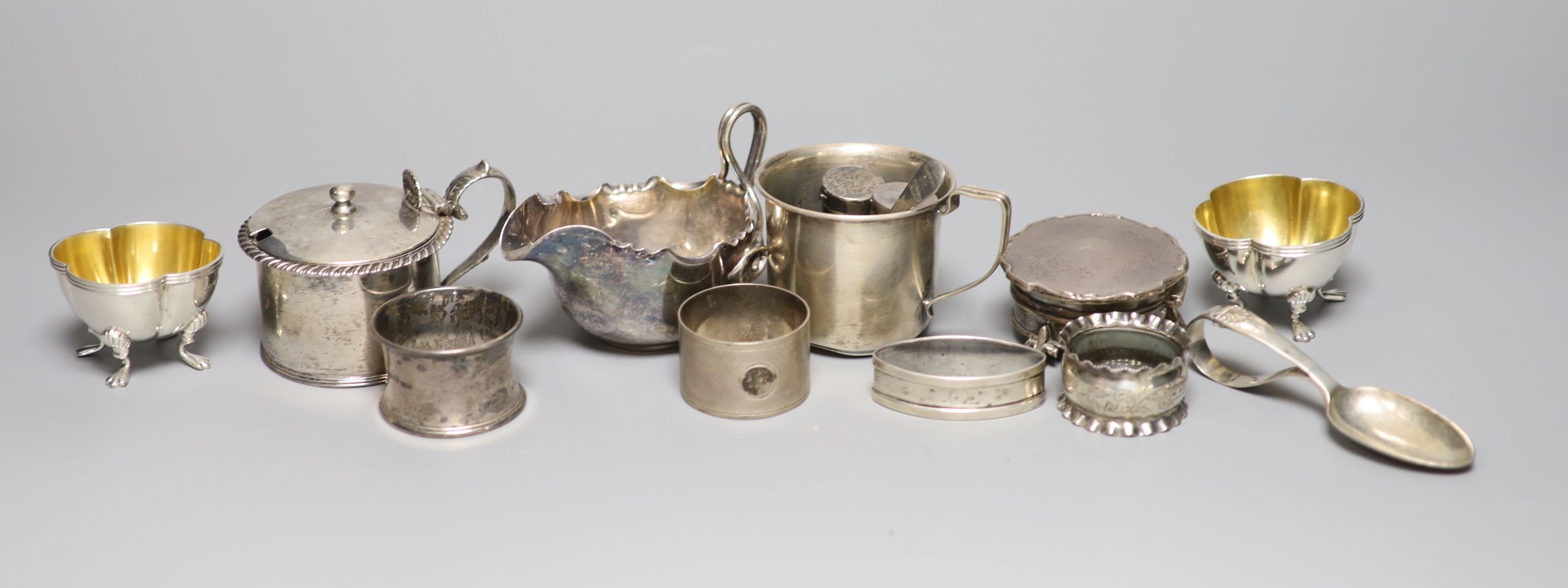 A George IV silver cylindrical mustard with blue glass liner and a collection of small silver items, approximately 17.5oz